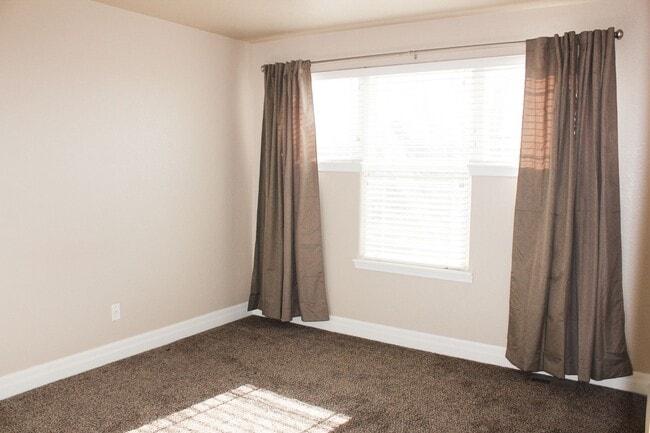 Building Photo - Meticulously maintained townhome on August...
