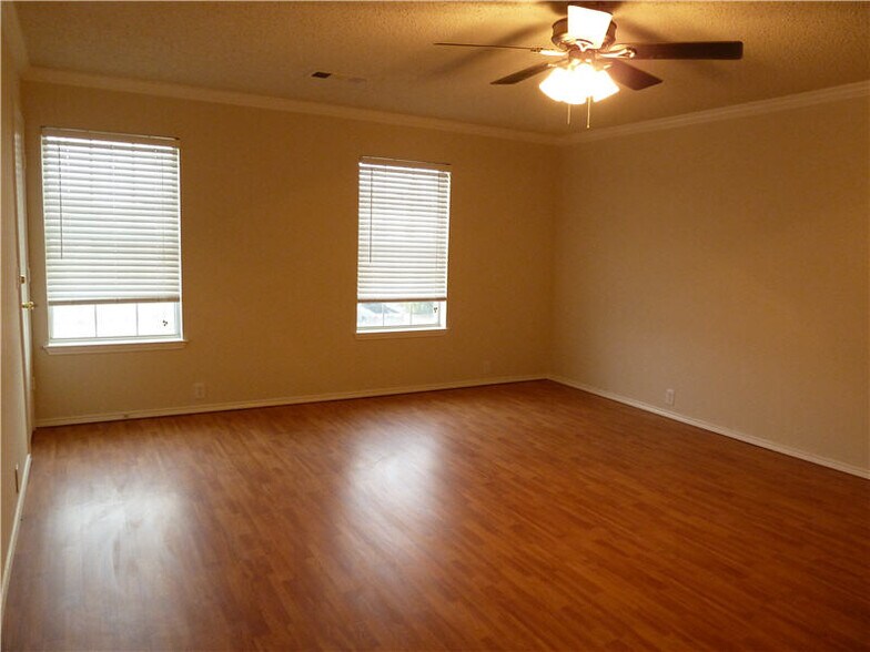 Building Photo - 4203 Falcon Dr