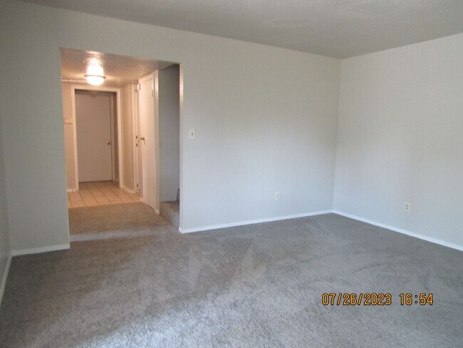 Building Photo - Very nice townhome located in the Heritage...