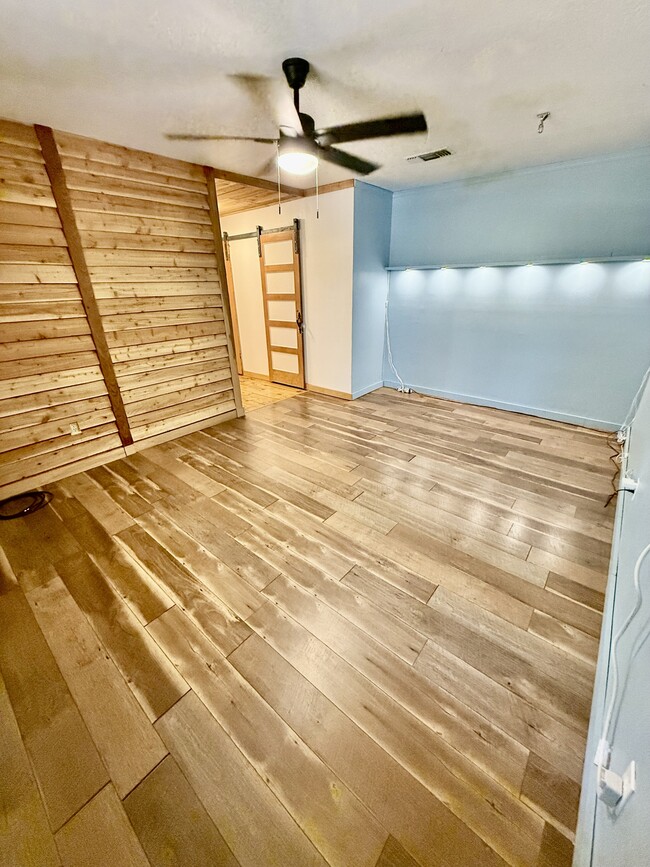 Building Photo - 15697 Lakewood Ln