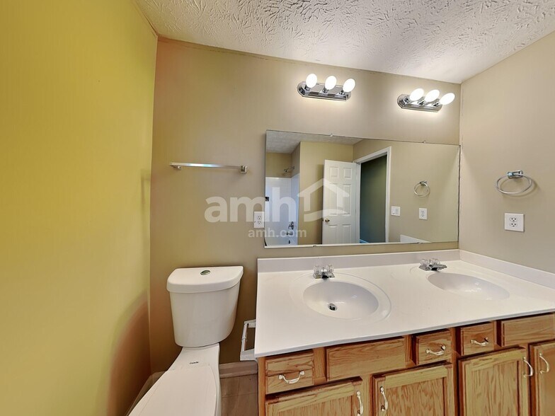 Building Photo - 520 Martin Field Dr