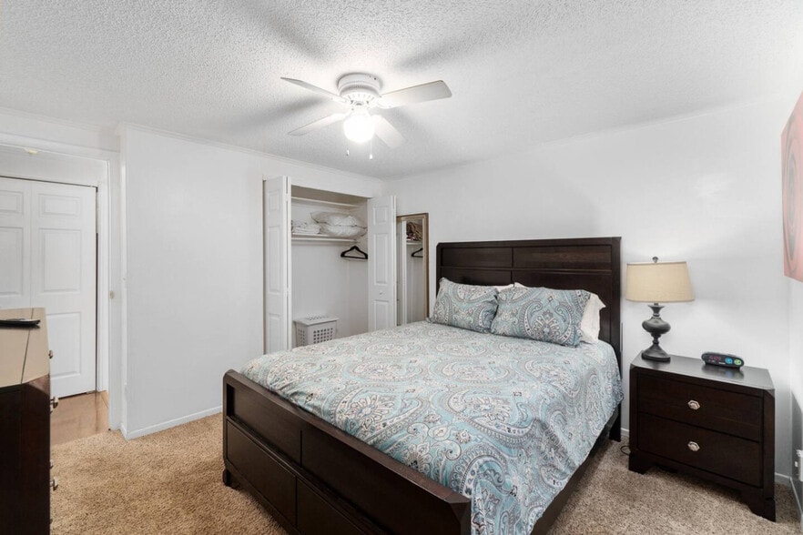 Building Photo - 2490 SW 14th Dr