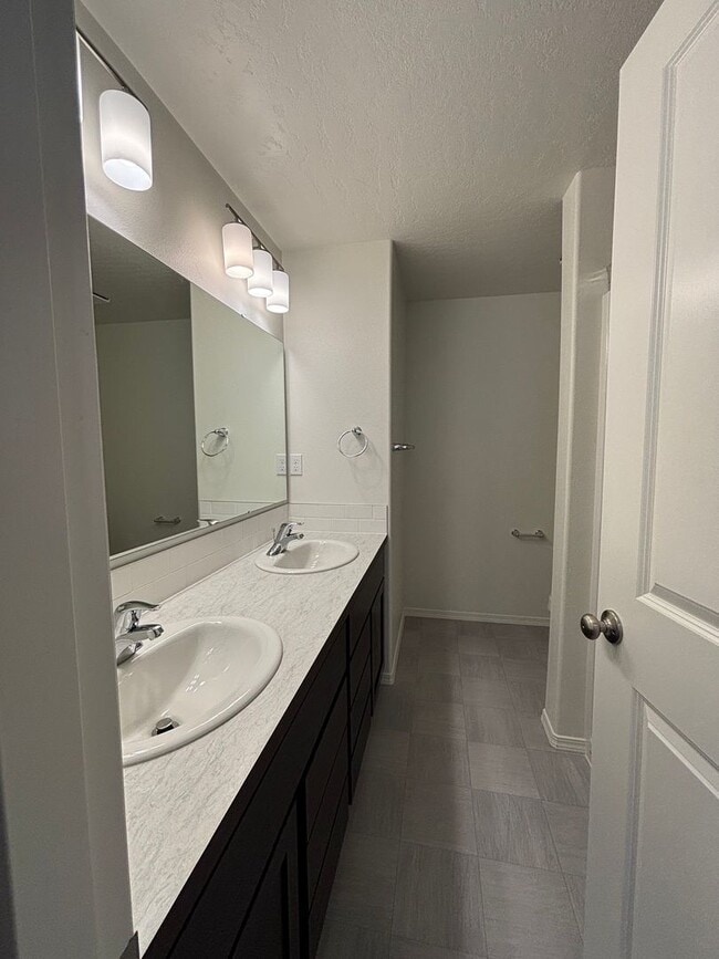 Building Photo - 3bd 2.5ba Townhome - Ready for Move-In