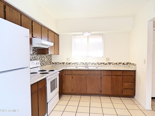 Building Photo - 4251 Plaza Oro Loma