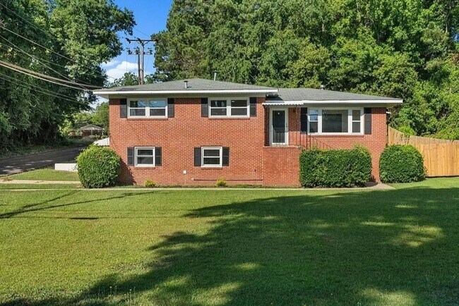 Building Photo - 5 Bedroom and 3 Bathroom home available to...