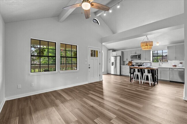 Building Photo - 310 Lakeside Dr