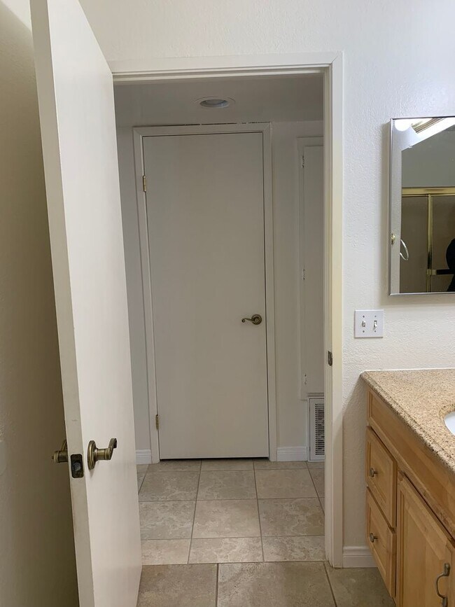 Building Photo - UPDATED2 Bed/2 Bath Alpine Oaks Condo