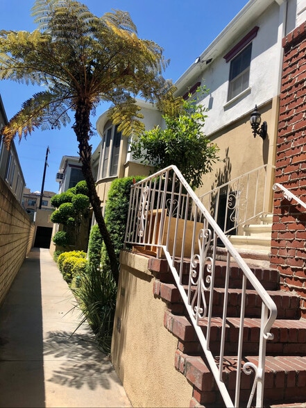 Building Photo - 10942 Moorpark St