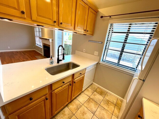 Building Photo - Cozy 1 Bedroom, 1 Bathroom Condo In the He...