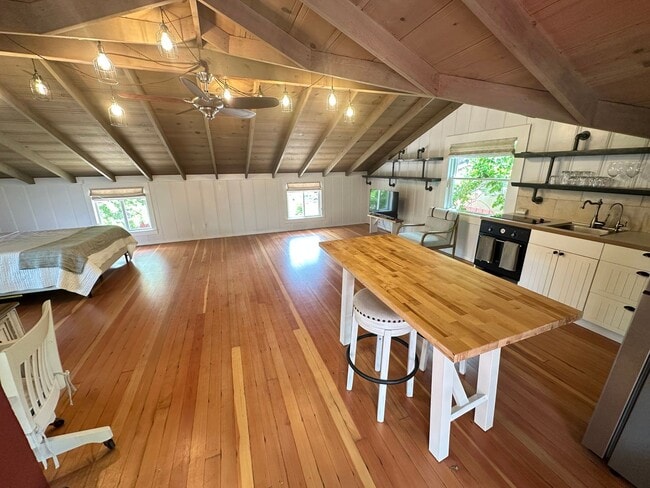 Building Photo - 4 Bed 4.5 Bath, Beautiful Home With Pool A...