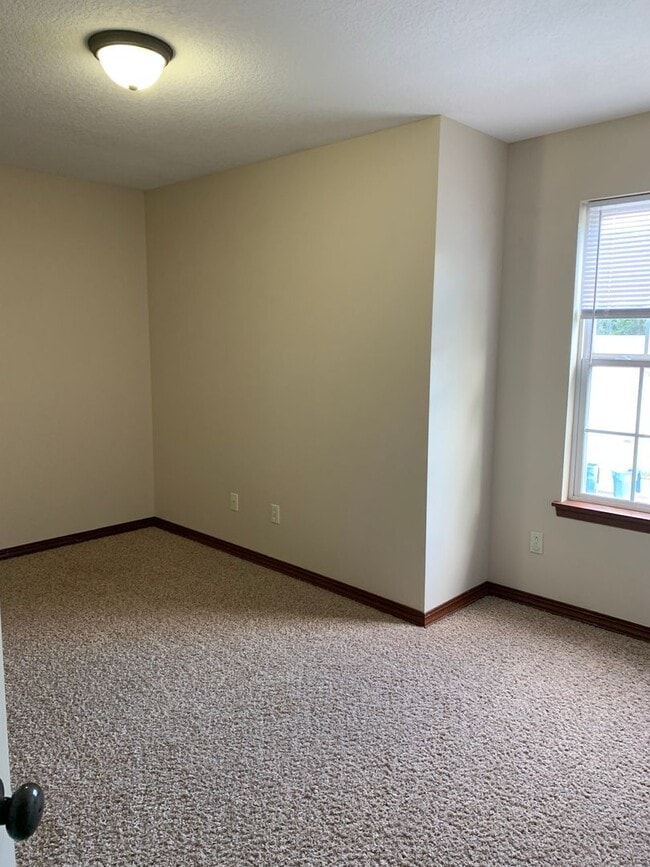 Building Photo - Beautiful 3 bedroom, 2 bathroom home with ...