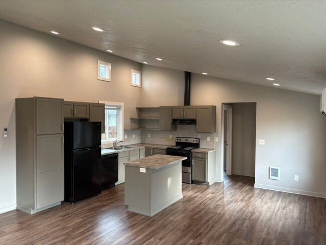 Building Photo - Re-Posting ~ Charming NW Salem Home - accepting applications now!