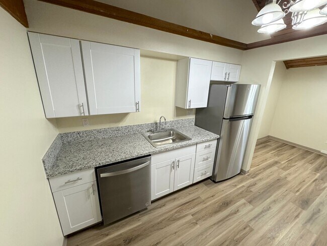 Building Photo - (946) 2780-J - Beautiful Updated 2-bedroom...