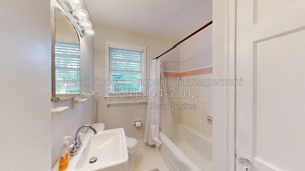 Building Photo - 1230 Lechlade St