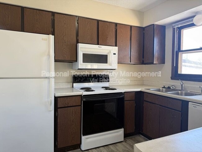 Building Photo - 407 5th St E