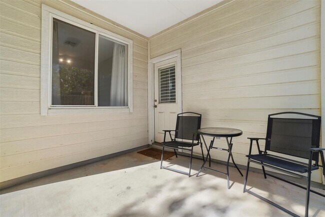 Building Photo - 409 E Austin Ave