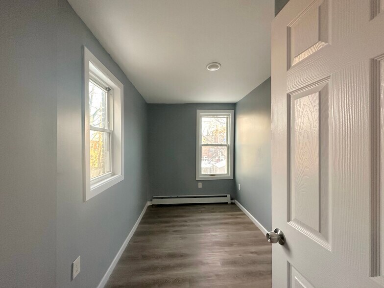 Building Photo - 105 William St