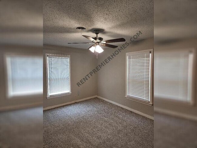 Building Photo - 741 Lynda Dr