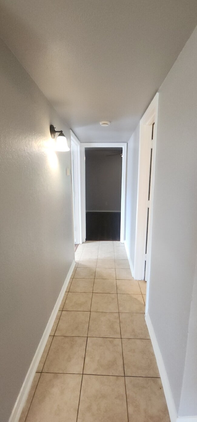 Building Photo - Charming 2 Bed/ 1 Bath Duplex with a Garag...