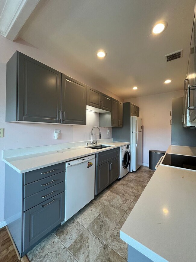 Building Photo - Encino 2+2 w/pool + spa, parking + extra storage!