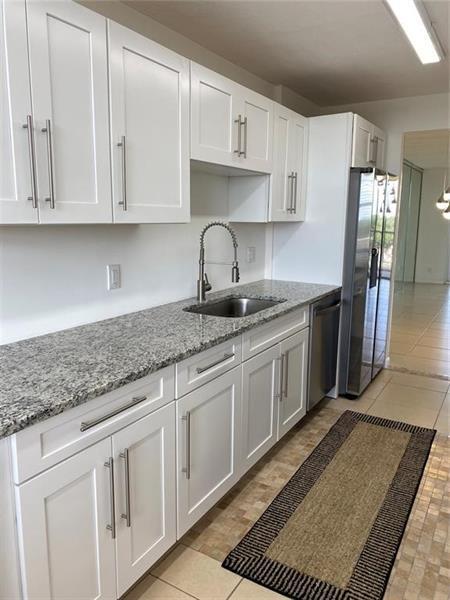 Building Photo - 250 Jacaranda Dr