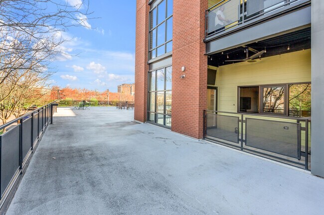 Building Photo - 350 E Short St