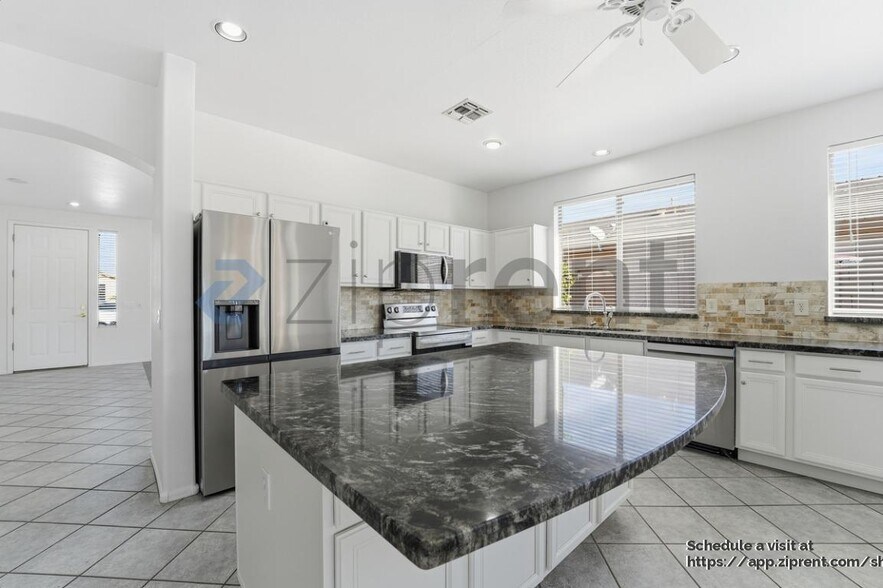 Building Photo - 2131 E Bellerive Pl