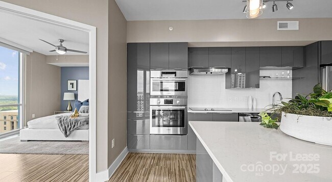 Building Photo - 225 S Poplar St