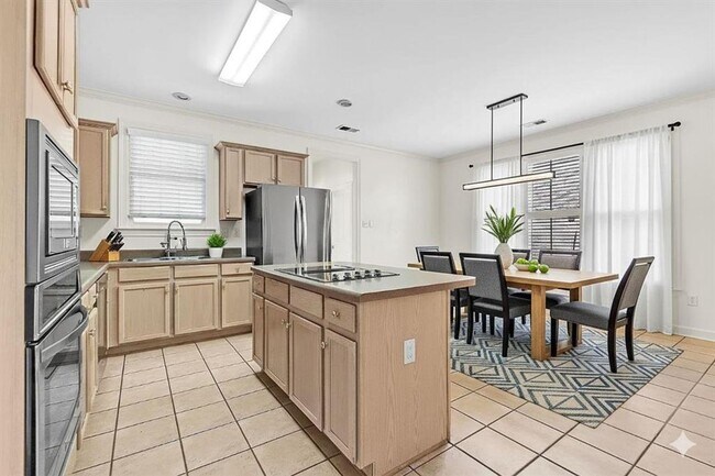 Building Photo - 7520 Crystal Lake Dr