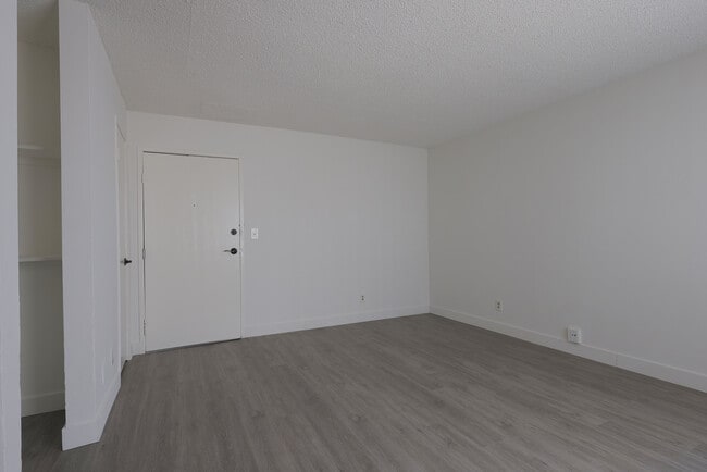 Building Photo - 943 Elden Ave