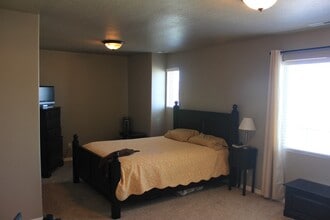 Building Photo - Spacious 3 Bedroom In Stansbury Park- Show...
