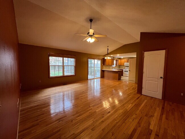 Building Photo - 3BR / 2BA  - with Fenced in backyard