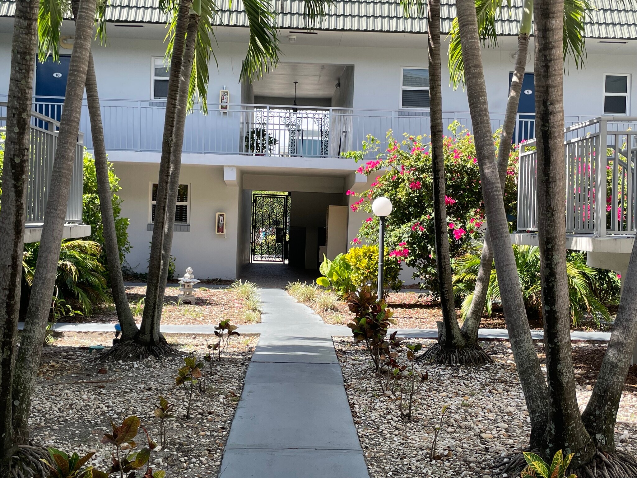 Entranceway - 1001 SE 16th St