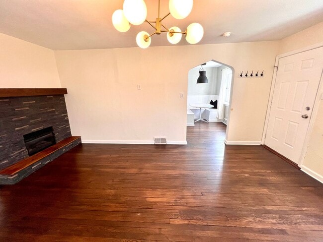 Building Photo - Brentwood - Stunning 3 Bedroom 2 Bathroom ...