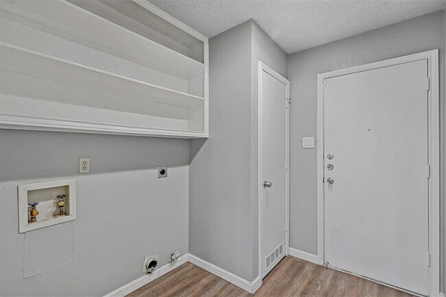 Building Photo - 2909 Lake Park Dr