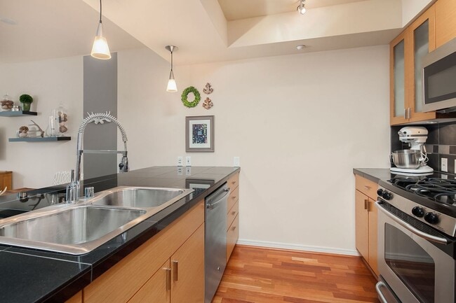 Building Photo - Cosmopolitan Condominiums ~ South Lake Union