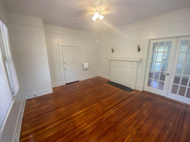 Building Photo - Great 2BR/1B Apartment in Historical House!