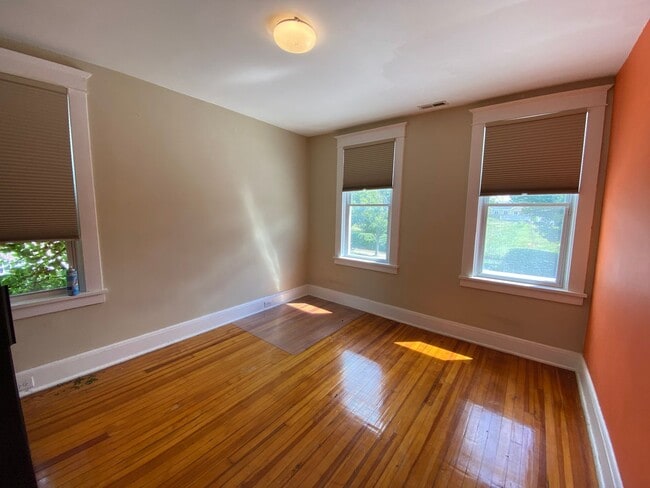 Building Photo - Charming 3 Bedroom/1.5 Bathroom Townhome i...