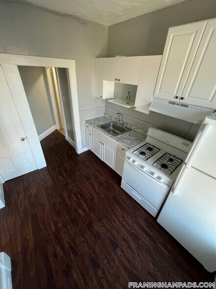 Building Photo - 64 Hollis St