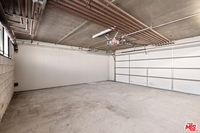 Building Photo - 2541 Stoner Ave