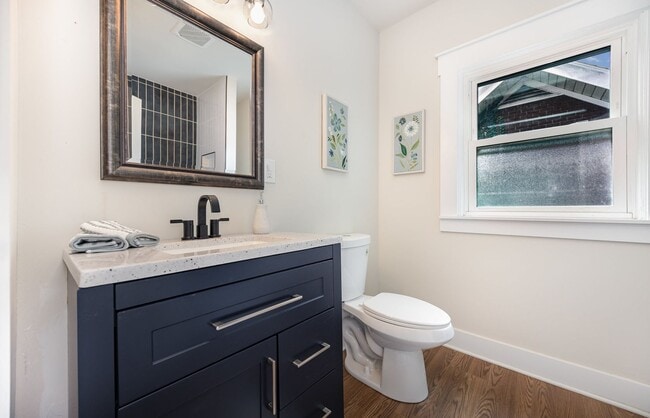 Building Photo - Renovated 3 bedroom minutes from Hyde Park!