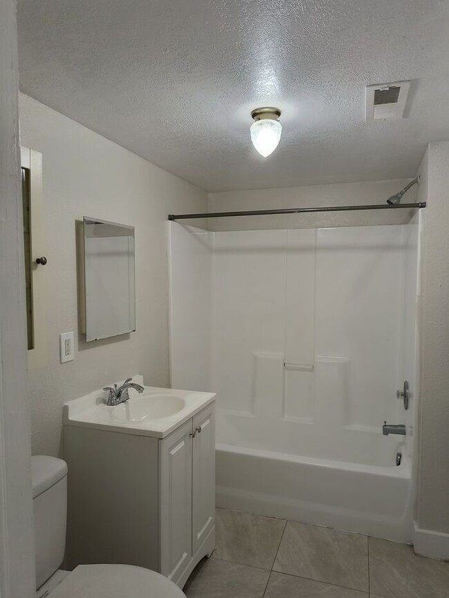 Building Photo - Charming Home Located in Downtown Orlando!