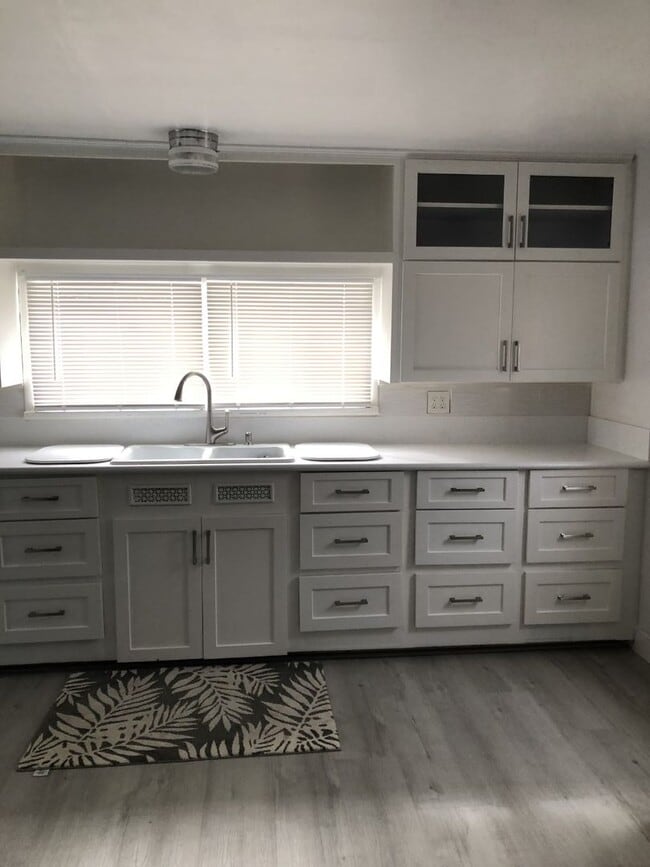 Building Photo - AVAILABLE NOW!!! 3 Bedroom in Roseville!