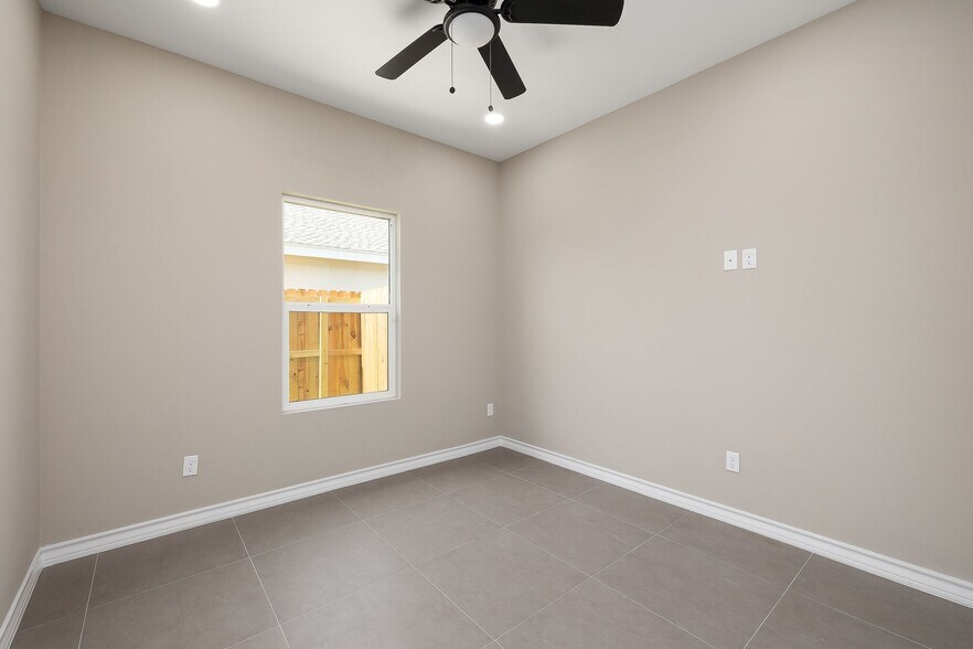 Building Photo - 5809 Puffin Ave