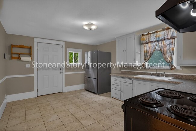 Building Photo - Large 4 bedroom 2 bath in well established Oakland neighborhood