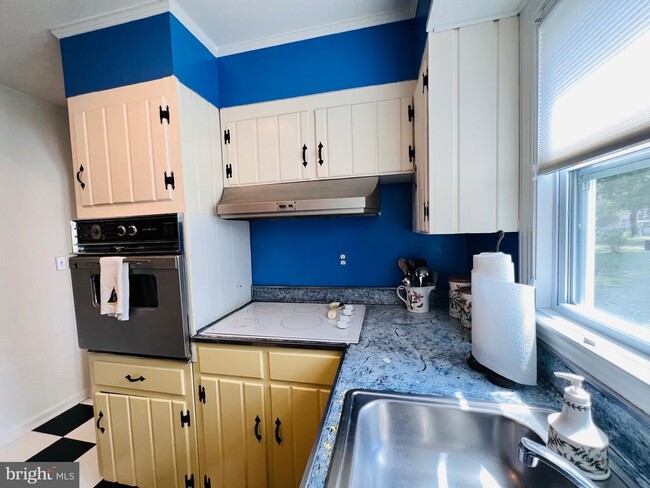 Building Photo - 3214 Riverview Dr