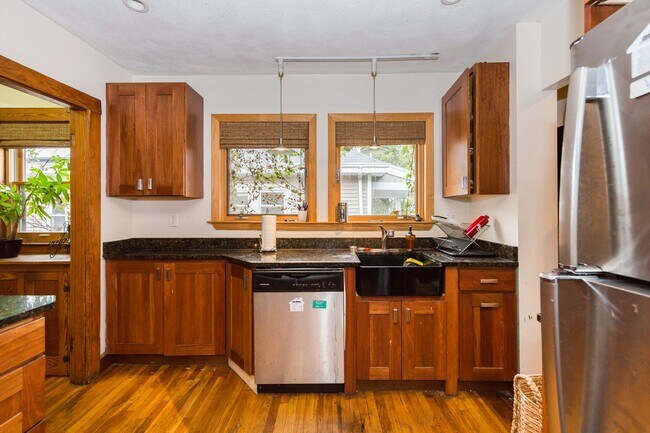 Building Photo - 6 bed in Mission Hill