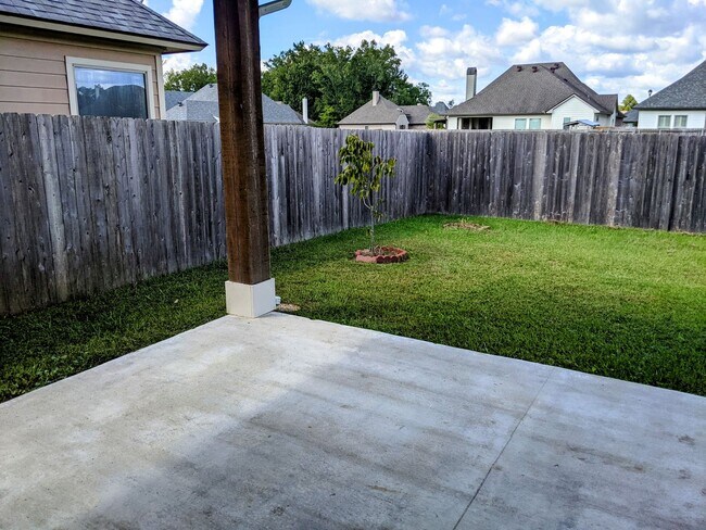 Building Photo - Wake up on Sleepy Brook Rd!