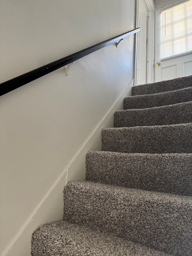 Building Photo - 328 W King St