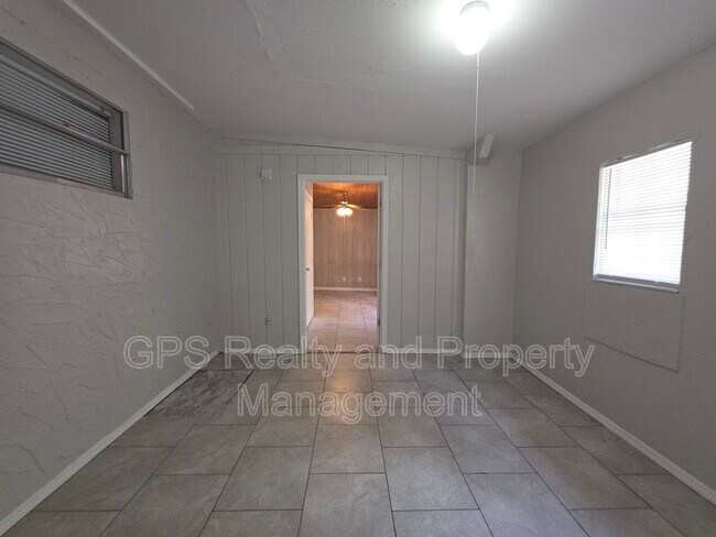 Building Photo - 843 Grove Ave